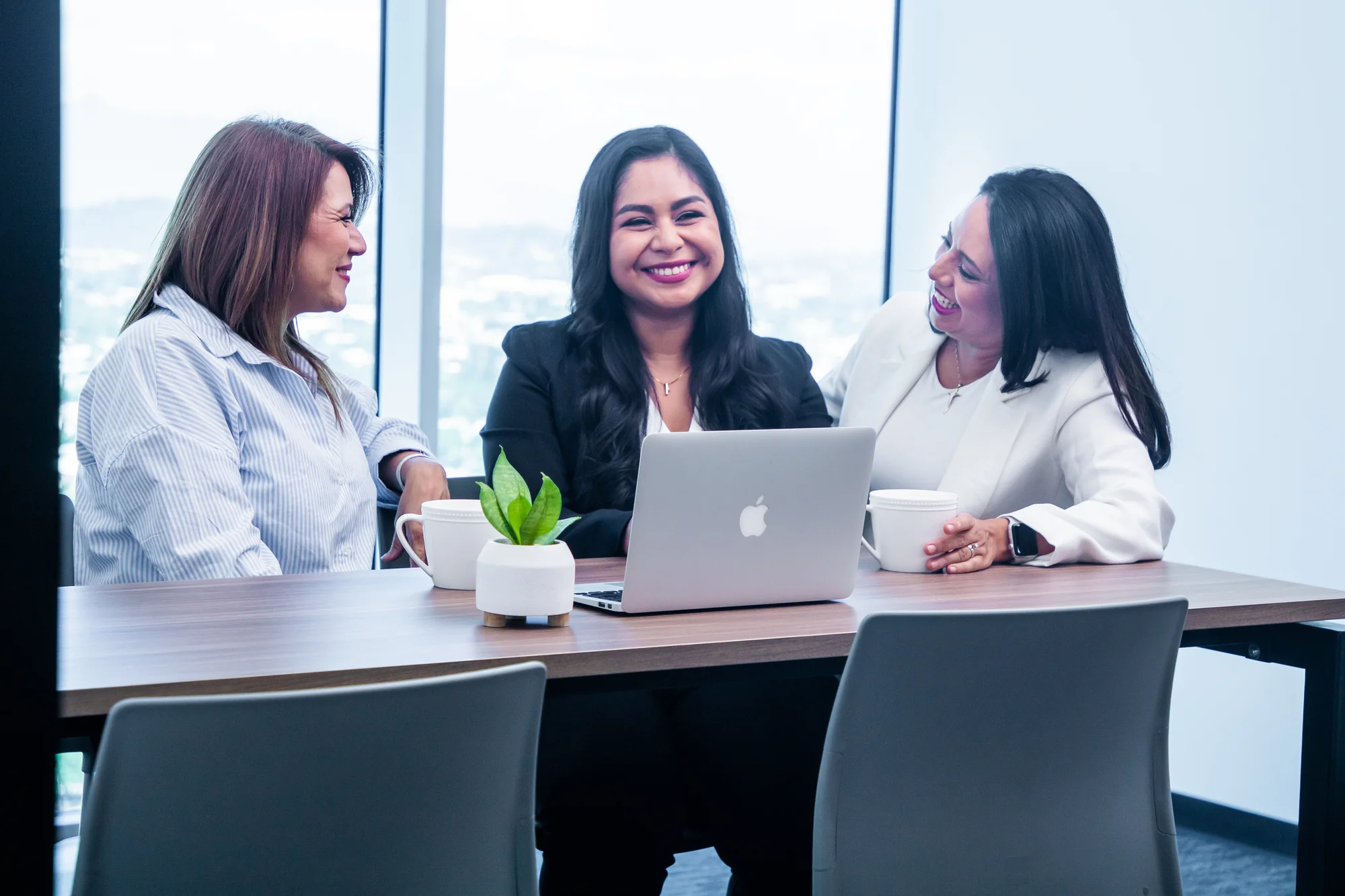 Equipo de Conexión Talento trabajando en una sesión de análisis con su cliente