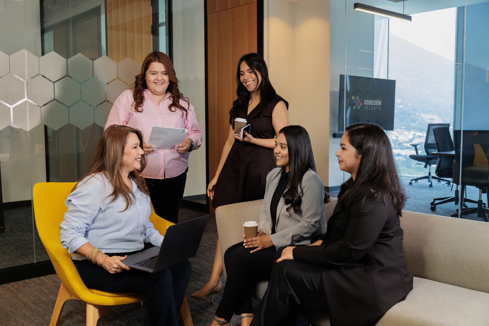 Equipo de Conexión Talento conversando en la oficina
