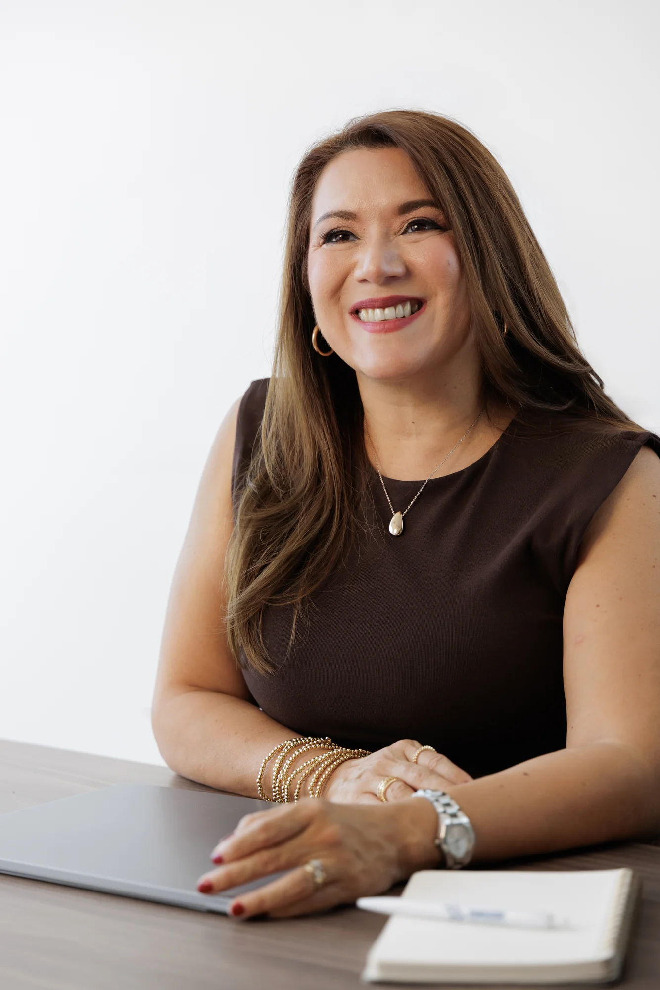 Consultora de Conexión Talento sonriendo en su escritorio
